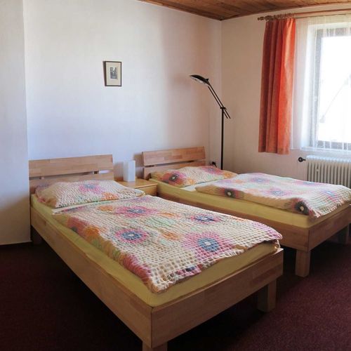 Pokoj se sprchou s privátní koupelnou mimo apartmán pro 4 os.