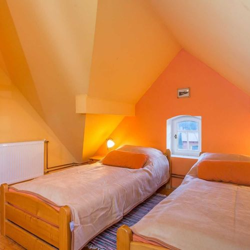 Apartament la mansardă cu 1 camera pentru 4 pers. (se poate solicita pat suplimentar)