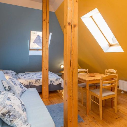 Apartament la mansardă cu 1 camera pentru 2 pers. (se poate solicita pat suplimentar)