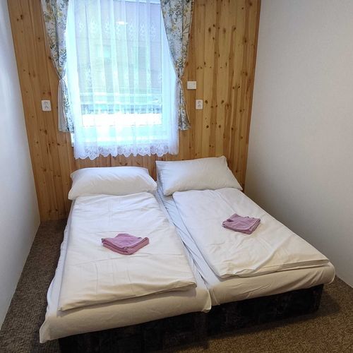 Pokoj se sprchou se společnou kuchyňkou pro 6 os.