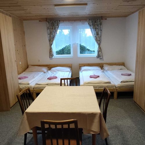 Pokoj se sprchou se společnou kuchyňkou pro 5 os.