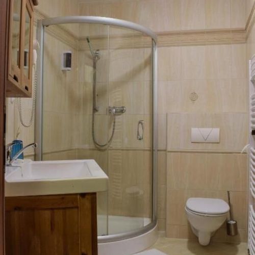 Apartament 2-osobowy z prysznicem z klimatyzacją (możliwa dostawka)