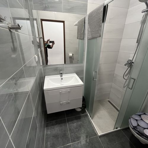 Camera single cu duș tV cu ecran plat (se poate solicita pat suplimentar)