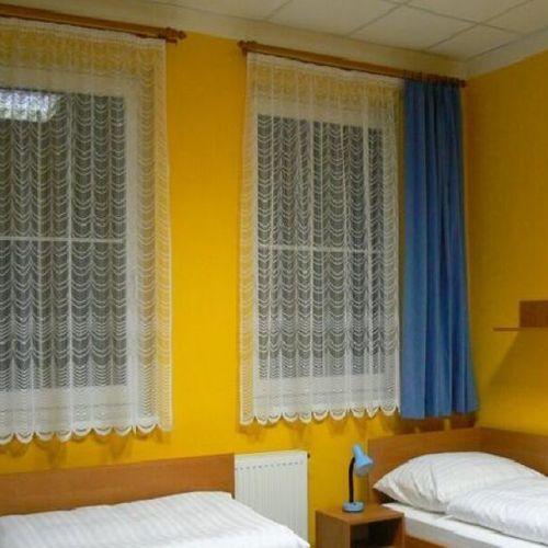 Camera cvadrupla cu chicinetă comună