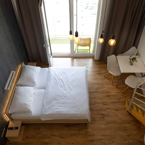 Apartament cu duș cu chicinetă proprie cu 2 camere pentru 4 pers. (se poate solicita pat suplimentar)