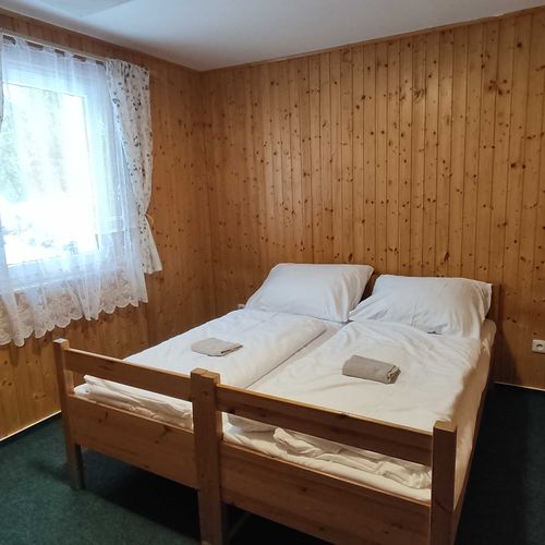 Pokoj se sprchou se společnou kuchyňkou pro 8 os.
