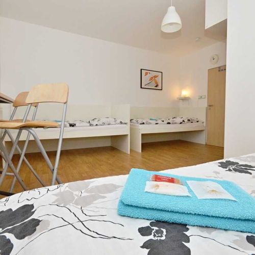 Pokoj se sprchou se společnou kuchyňkou pro 3 os.