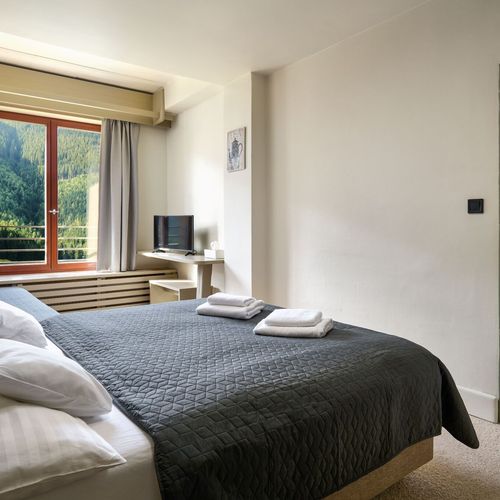 Apartament 4-osobowy z prysznicem z 2 pomieszczeniami sypialnianymi (możliwa dostawka)