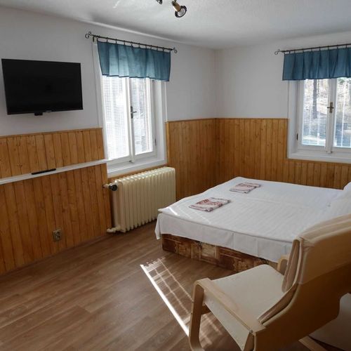 Camera cu duș pentru 5 pers. (se poate solicita pat suplimentar)
