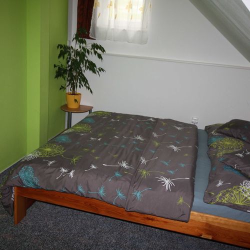 Pokoj se sprchou s vlastní kuchyňkou s manželskou postelí (s možností přistýlky)