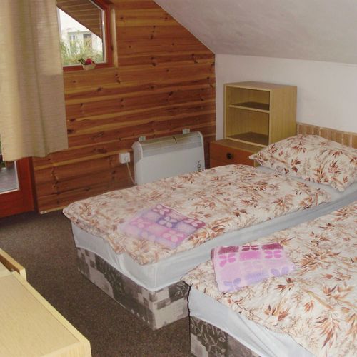 Apartament cu duș cu chicinetă proprie cu 3 camere pentru 5 pers. (se poate solicita pat suplimentar)