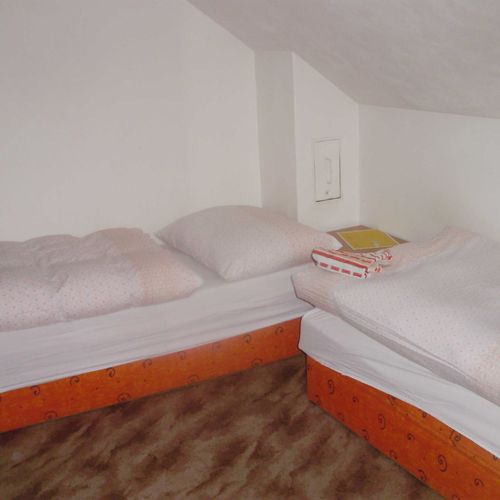 Apartament cu duș cu chicinetă proprie cu 3 camere pentru 5 pers. (se poate solicita pat suplimentar)
