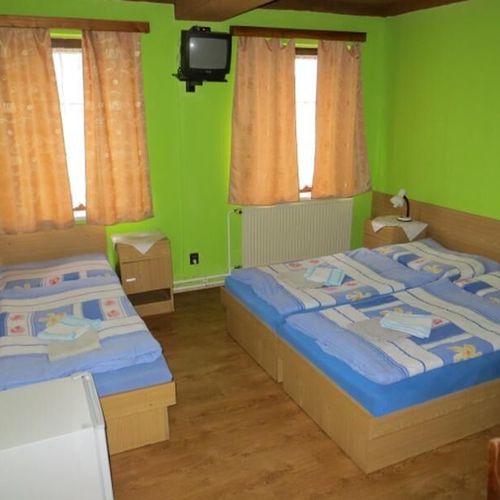 Pokoj se sprchou tV s plochou obrazovkou pro 3 os.