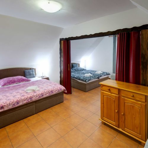 Apartman s privátní koupelnou mimo apartmán s balkónem pro 6 os. (s možností přistýlky)
