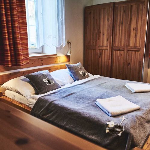 Apartament 4-osobowy z prysznicem z aneksem kuchennym (możliwa dostawka)