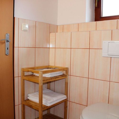 Camera dubla la parter cu duș (se poate solicita pat suplimentar)