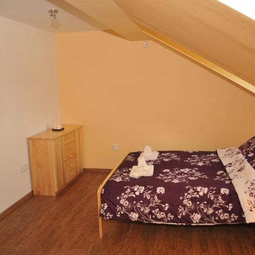 Apartament cu cadă cu chicinetă proprie cu 2 camere pentru 4 pers. (se poate solicita pat suplimentar)