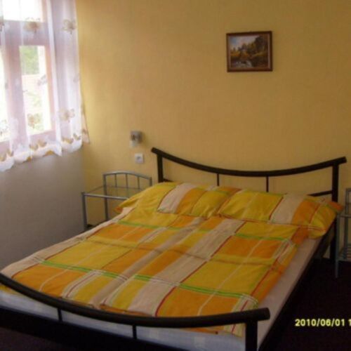 Camera cvadrupla cu duș cu chicinetă comună