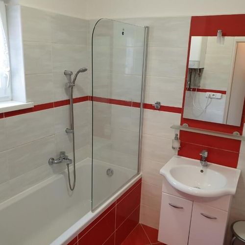 Apartman s balkónem pro 4 os. se 2 ložnicemi s výhledem do zahrady