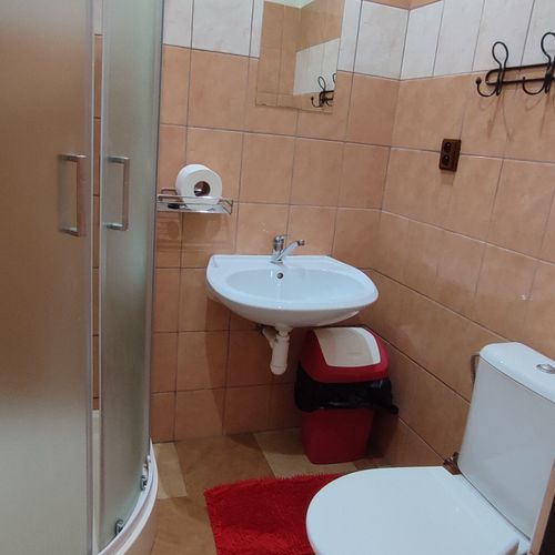 Pokoj se sprchou se společnou kuchyňkou pro 1 os.