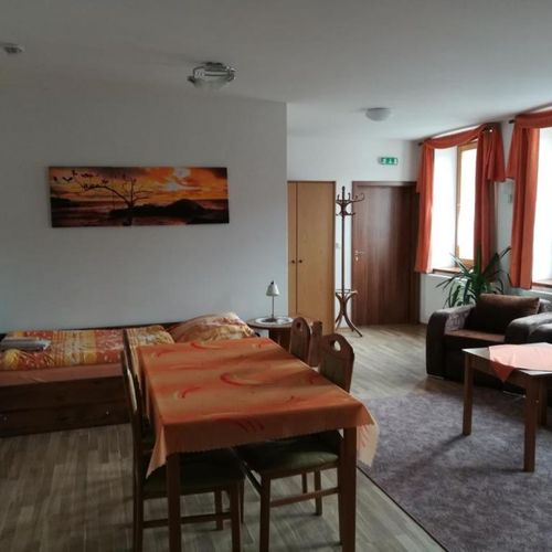Camera cvadrupla la parter cu duș (se poate solicita pat suplimentar)