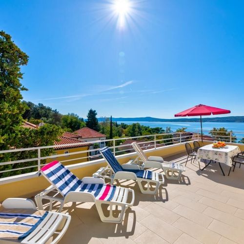 Apartament 4-osobowy z tarasem z widokiem na morze z 2 pomieszczeniami sypialnianymi