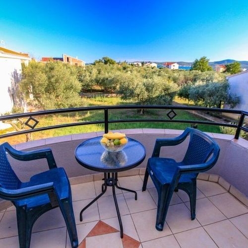 Apartament la etaj cu terasă cu 2 camere pentru 4 pers.