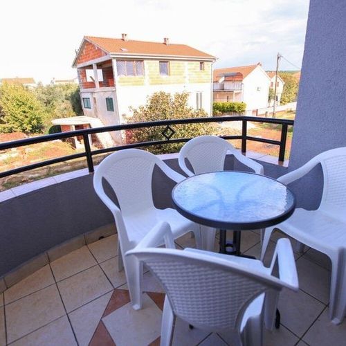 Apartament la etaj cu terasă cu 2 camere pentru 4 pers.