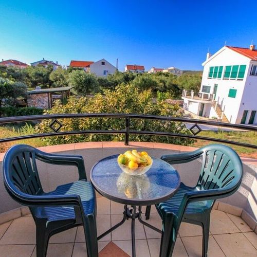 Apartament la etaj cu terasă cu 2 camere pentru 4 pers.
