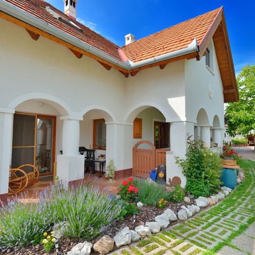 Rodinný Apartman (jako celek) pro 12 os. s výhledem do zahrady (s možností přistýlky)