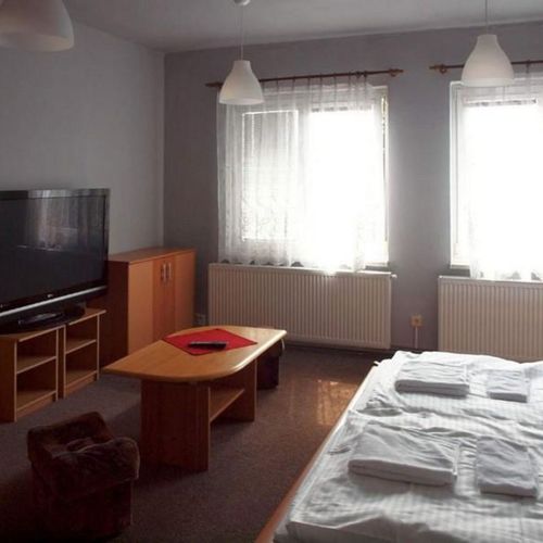 Pokoj s privátní koupelnou mimo pokoj pro 5 os.