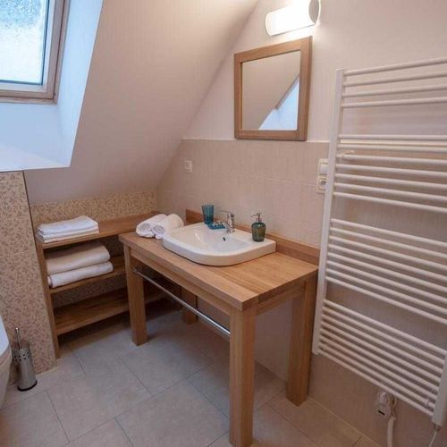 Apartament cu duș cu chicinetă proprie cu 2 camere pentru 5 pers.