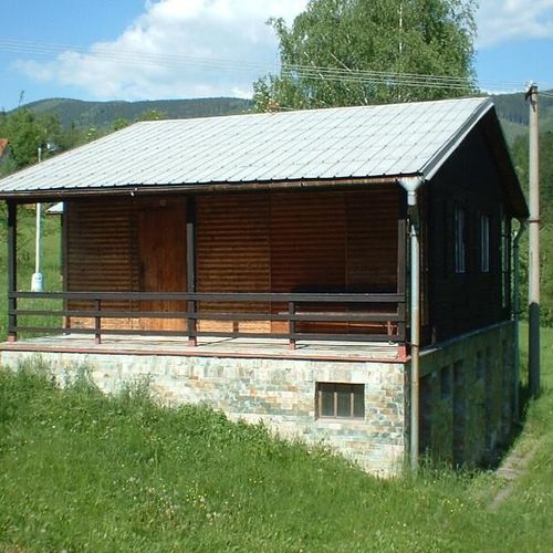 Chata cu chicinetă proprie cu terasă pentru 4 pers. (se inchirieaza doar integral)