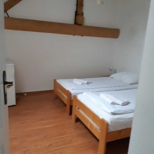 Pokoj se sprchou s balkónem pro 4 os.
