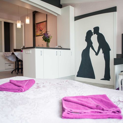 Romantik Apartman se sprchou s manželskou postelí s 1 ložnicí
