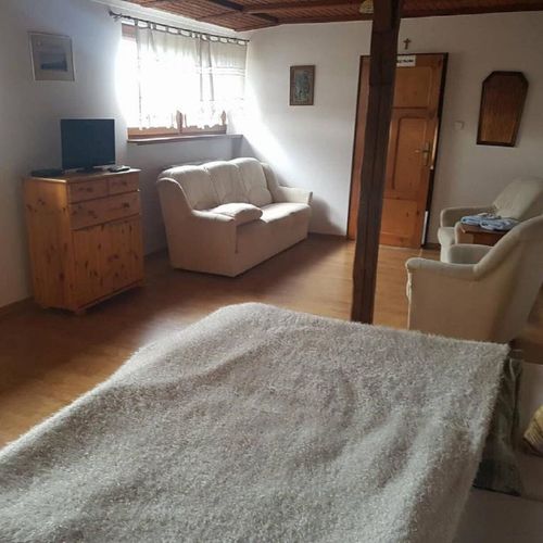 Camera twin cu baie comună cu vedere spre grădină (se poate solicita pat suplimentar)