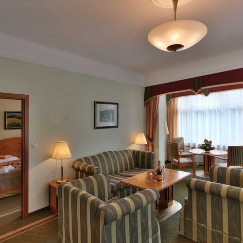 Apartament la etaj cu vedere spre grădină cu 2 camere pentru 3 pers. (se poate solicita pat suplimentar)