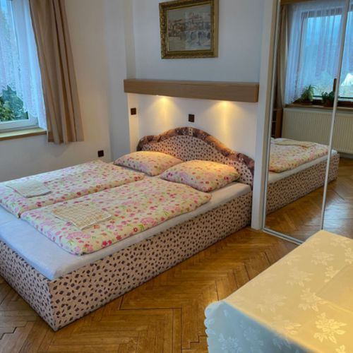 Apartman s balkónem se sprchou s manželskou postelí s 1 ložnicí (s možností přistýlky)