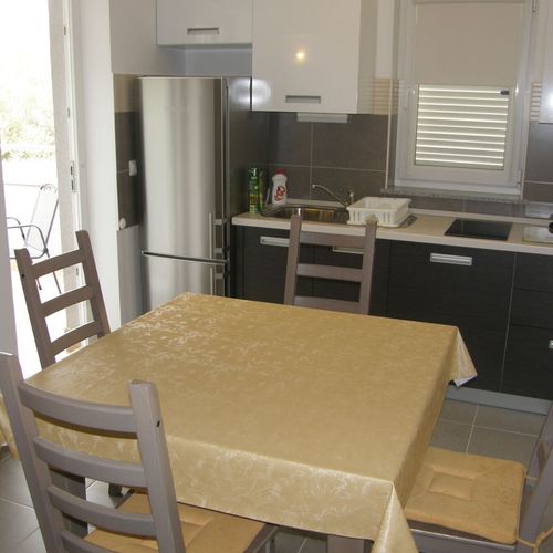 Apartament la etaj cu aer condiționat cu 1 camera pentru 2 pers. (se poate solicita pat suplimentar)