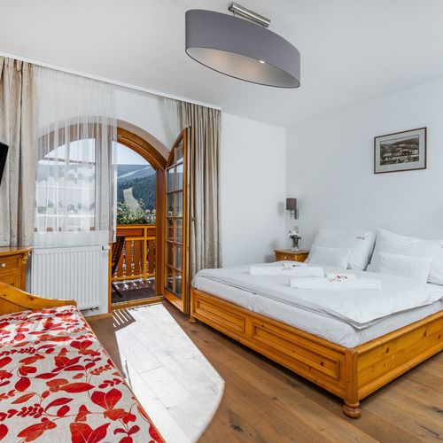 Pokoj s manželskou postelí deluxe s balkonem 