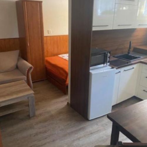 Apartman se sprchou s vlastní kuchyňkou s manželskou postelí s 1 ložnicí