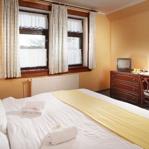 Pokoj se sprchou  s manželskou postelí