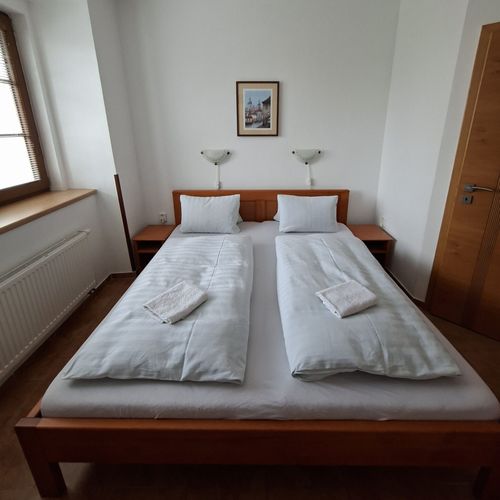 Camera cvadrupla la parter cu chicinetă comună