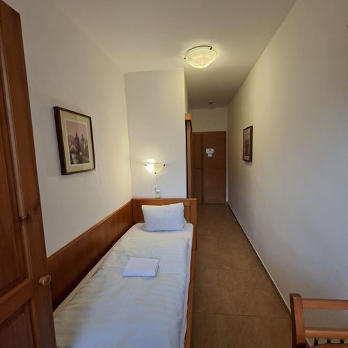 Camera single cu duș cu chicinetă comună