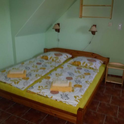 Camera tripla cu duș cu bucătărie proprie