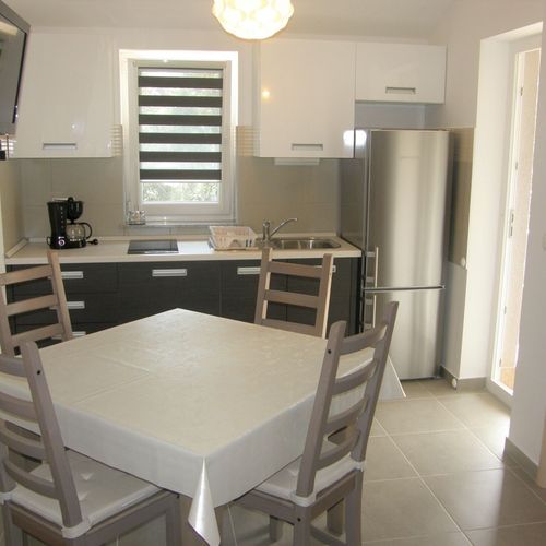 Apartament la etaj cu aer condiționat cu 2 camere pentru 4 pers. (se poate solicita pat suplimentar)