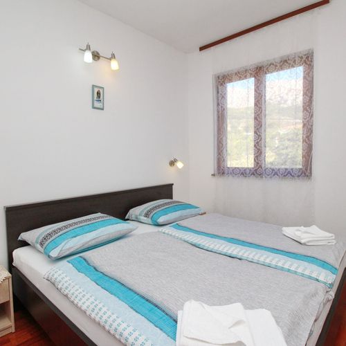 Apartament 4-osobowy na piętrze z klimatyzacją z 2 pomieszczeniami sypialnianymi (możliwa dostawka)