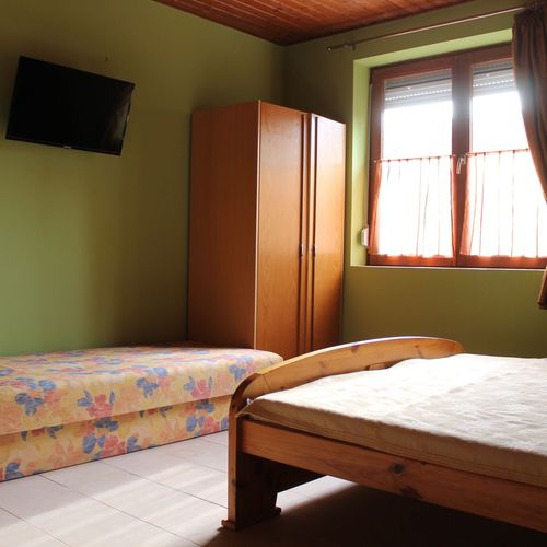 Apartament familial(ă) la etaj pentru 10 pers. (se inchirieaza doar integral)