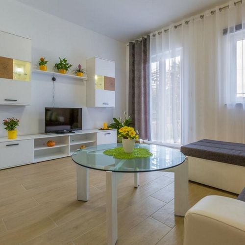 Apartman pro 4 os. se 2 ložnicemi s výhledem do zahrady na poschodí