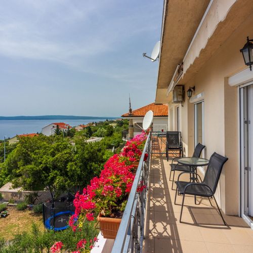Apartman pro 5 os. se 2 ložnicemi s výhledem na moře na poschodí